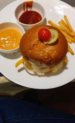 Hola Cafe & Restaurant